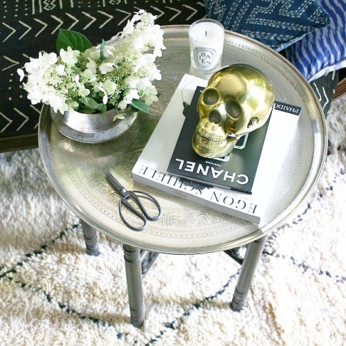 Gold skull and fresh cut flowers #vignette #brassskull #skull #tjmaxx #moroccantable #diptyque #baies #books #bonsaiscissors #flowers #mudcloth #boro #katazome #sashiko #beniourain #beniourainrug #moroccanrug #globaldecor #boho #bohemian #bohohome #bohemiandecor #apartmentdecor #decor #interior #interiordecor #interiordesign