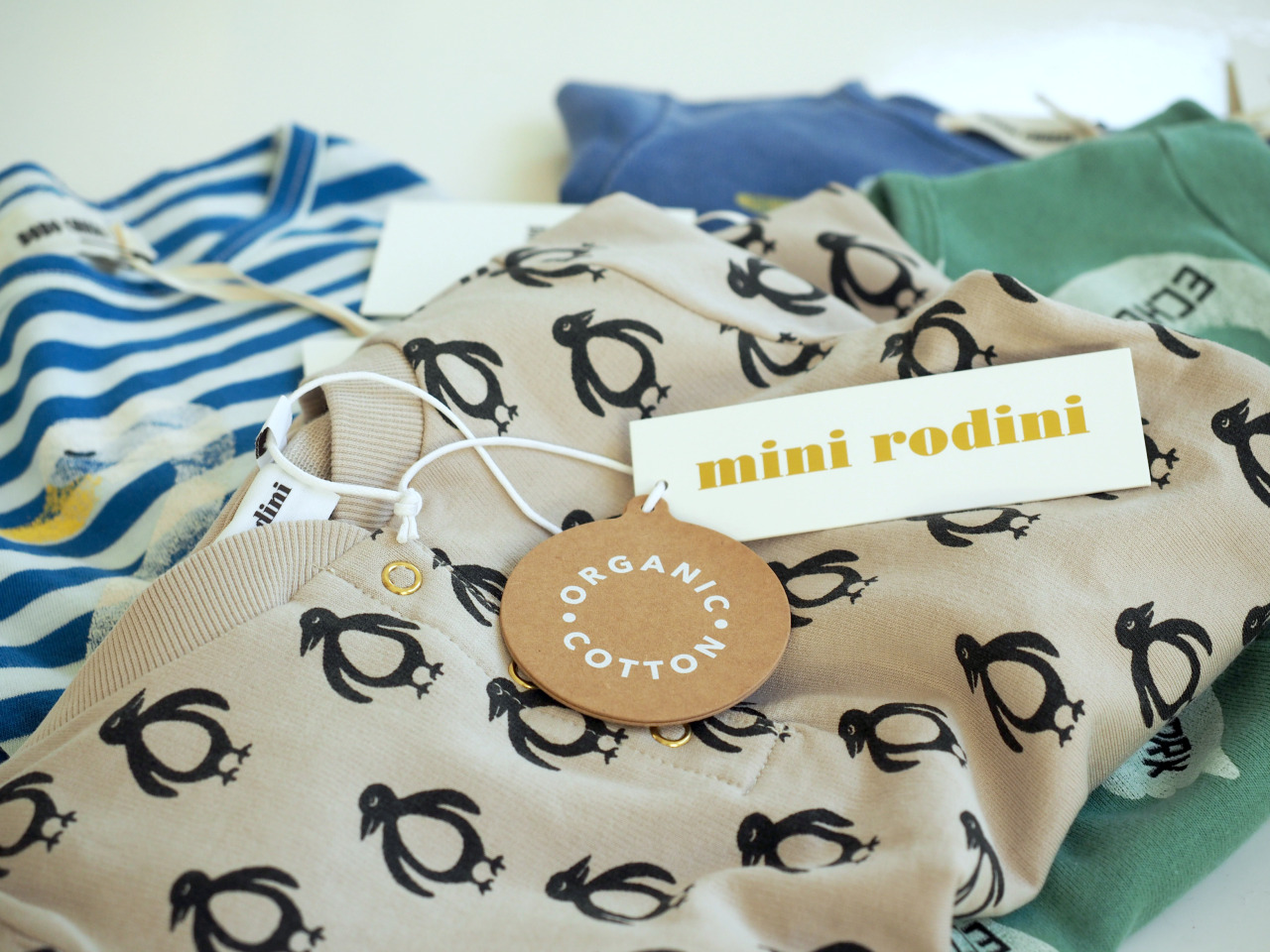 Some newbies from the Mini Rodini and Bobo Choses A/W 2014-2015 collections have arrived from Orange Mayonnaise. We received the lovely parcel a while back and everything has already been worn several times.
The Mini Rodini pinguin overall is a favorite. I was surprised about the sizing, there&#8217;s still plenty of room to grow as the old collection 92/98cm overalls are quite tight on my big two year old. 