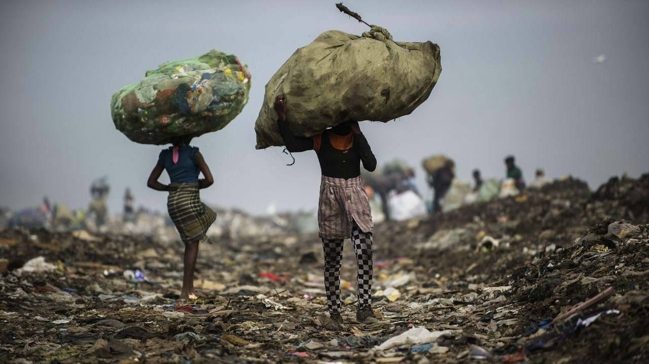 SUPERVIVENCIA. Para algunas personas que viven en Maputo, capital de Mozambique, la basura de los demás es su modo de viva. Se estima que unas 700 personas viven en el basurero de Huléne. Es el único tiradero de basura para desechos sólidos en Maputo, una ciudad con una población de más de un millón. La realidad de la vida en la “tierra de la basura”.(AFP)