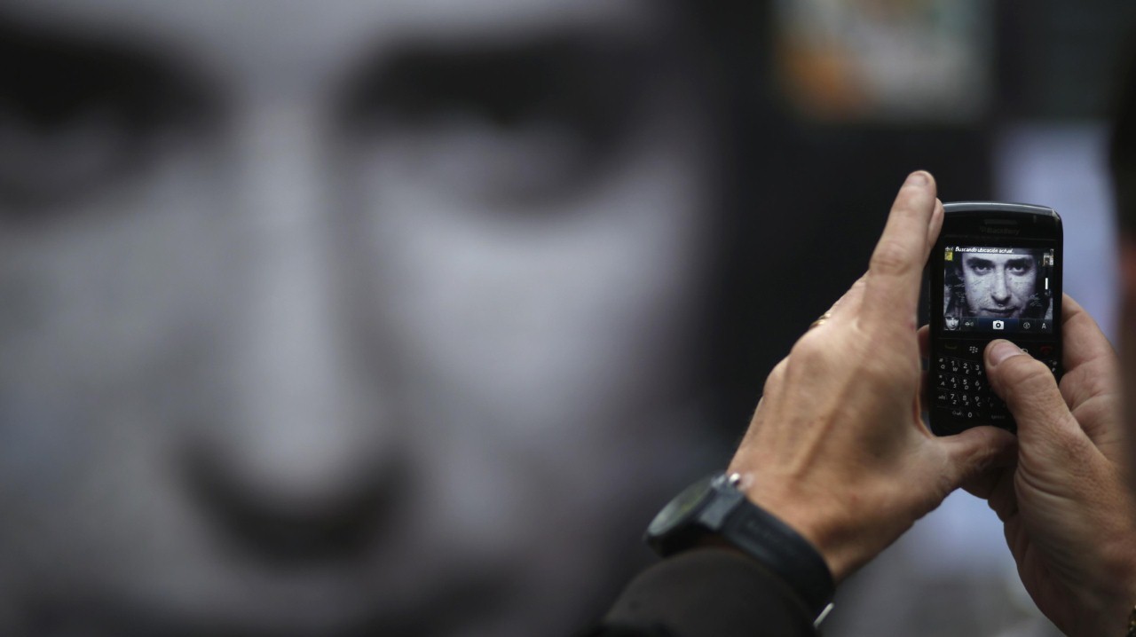 La despedida del músico Gustavo Cerati, continúa en la Legislatura porteña donde, desde anoche, se desarrolla el velatorio con presencia de familiares, admiradores y amigos de quien fuera el líder de Soda Stereo. (Reuters)