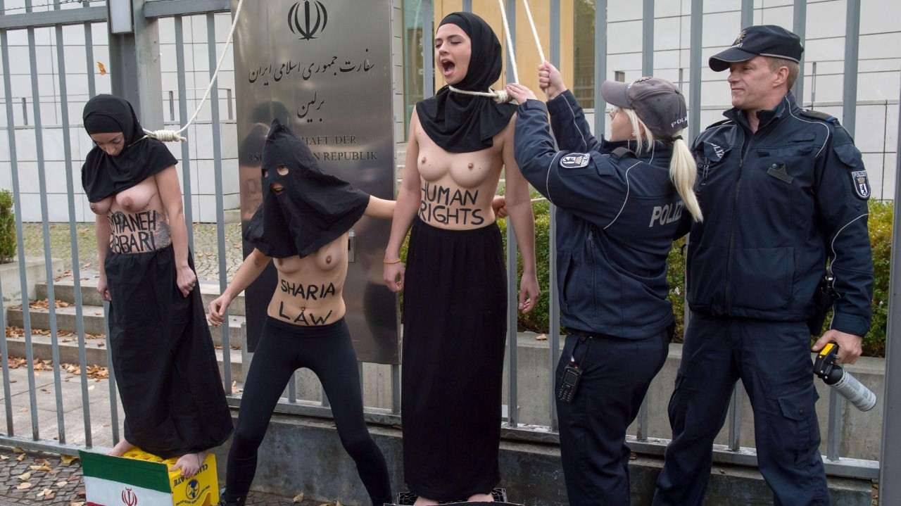 PROTESTA. Activistas de la organización de derechos de las mujeres, Femen, protestan frente a la Embajada de Irán en Berlín contra la sharía (ley islámica) y contra las autoridades iraníes, luego de que Reihané Yabarí, una joven iraní de 19 años, fuera ahorcada el sábado en Irán. (AFP)