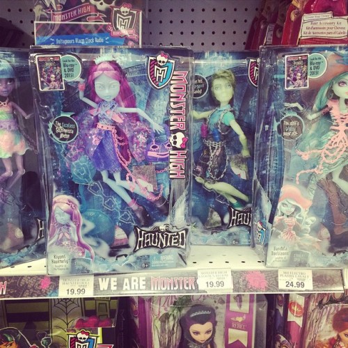 Could this be a better day!?! #Disneyland and I find all 4 new Haunted dolls waiting for me at #toysrus right before closing! #monsterhunt #collector #dolls #monsterhigh #haunted #riverstyxx #kiyomihaunterly #portergeiss #vandaladubloons