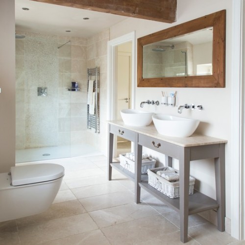 contemporary bathroom with country-style touches (via housetohome | ph. David Giles)
