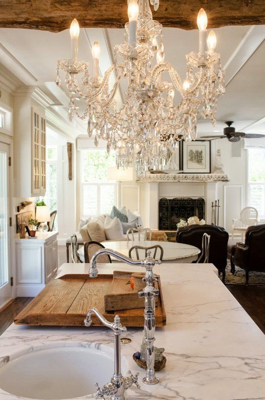northern-proper:

obsessed with the natural wood + the chandelier 
