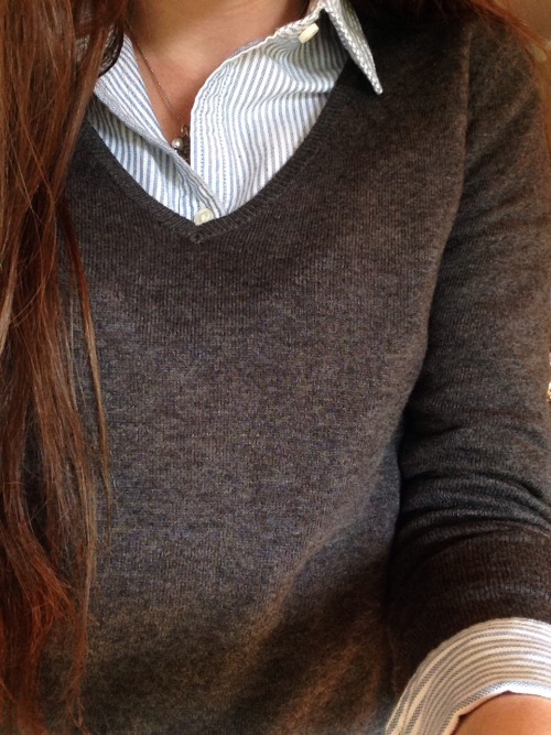 liliesandpearls:

Two of my favorite things are seersucker and soft sweaters