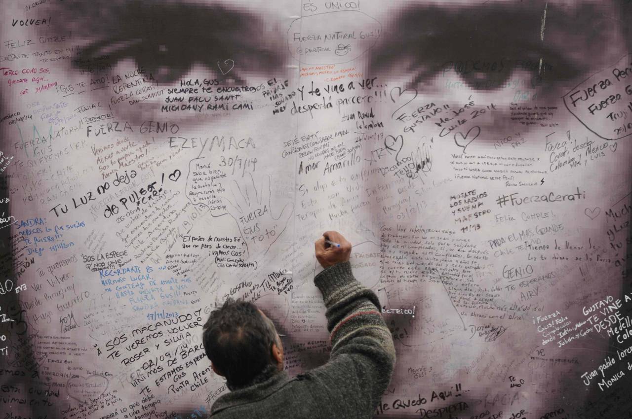Fans de Gustavo Cerati dejan sus mensajes de afecto y dolor en las cercanías de la clínica de la Ciudad de Buenos Aires en donde falleció el músico. (Maxi Failla)
