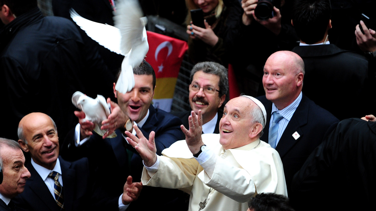 PAZ. Francisco libera una paloma blanca antes de la  Santa Misa en la catedral católica del Espíritu Santo en Estambul. (AFP)