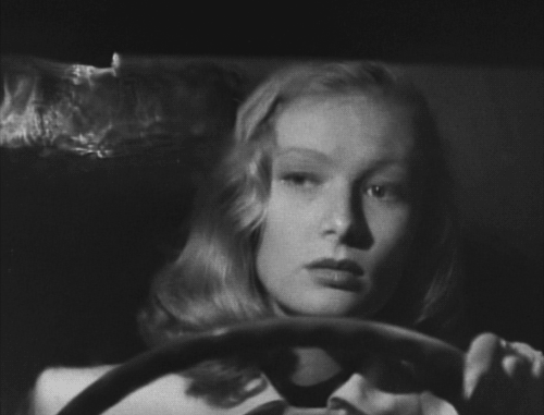 nitratediva:

Veronica Lake in The Blue Dahlia (1946).