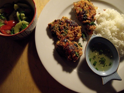 Thailändische Fischküchlein mit Gurkensalat – smámunir