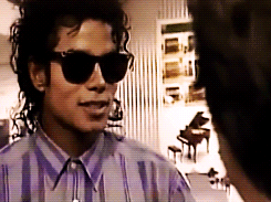 GIF su Michael Jackson. - Pagina 10 Tumblr_mgw3k6jJrn1qjpigho1_250