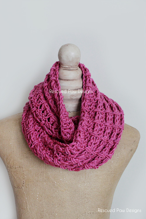 Cabled Chunky Crochet Cowl :: Easy Crochet