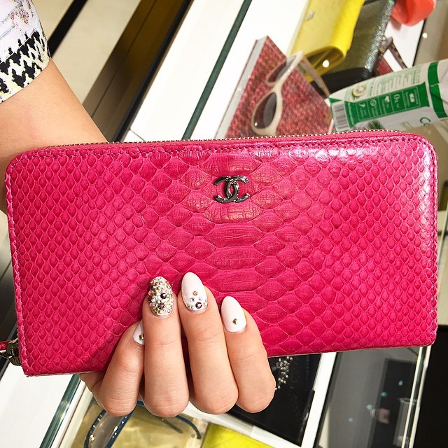 Hot Pink CHANEL Wallet | via Tumblr - image #2301400 on Favim.com