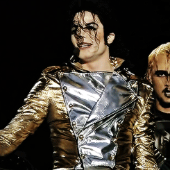 GIF su Michael Jackson. - Pagina 11 Tumblr_n0jn1jzvc91rs75leo4_r1_250