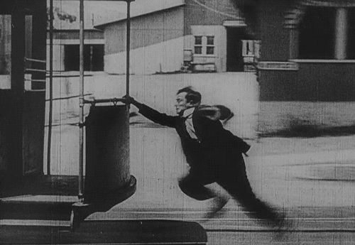 Buster Keaton intentant agafar un tren en marxa