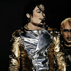 GIF su Michael Jackson. - Pagina 11 Tumblr_n0jn1jzvc91rs75leo6_r1_250