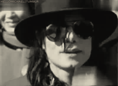 GIF su Michael Jackson. - Pagina 10 Tumblr_nhq5roozVF1u7b50so1_400