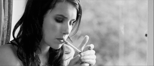 Tristeza y dolor fumando un cigarrillo